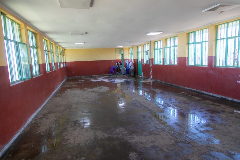 bibliothèque de l'école de Sona en cours de nettoyage.