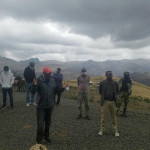 Nuestro representante en el país, Mihret Mitiku, da su informe respetando la distancia COVID 19 en Etiopía Ayuda alimentaria de emergencia en Etiopía